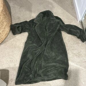 size medium womens fuzzy army green coat. sooo soft